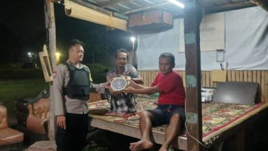 Bhabinkamtibmas Polsek Purwakra, Aiptu Daryo Efendi sambangi Pos Ronda di Tegal Papak. Foto Daeng Yusvin