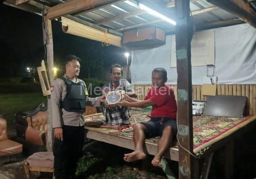 Bhabinkamtibmas Polsek Purwakra, Aiptu Daryo Efendi sambangi Pos Ronda di Tegal Papak. Foto Daeng Yusvin