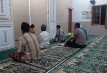 Salah satu Kapolsek melakuan solat subuh keliling. Foto: Yono