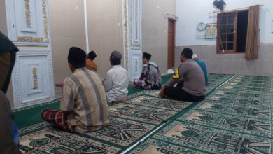 Salah satu Kapolsek melakuan solat subuh keliling. Foto: Yono