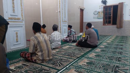 Salah satu Kapolsek melakuan solat subuh keliling. Foto: Yono