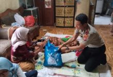 Kapolsek Tanara, Iptu Iwan Rudi menyambangi rumah Sapiah, janda penderita gagal ginjal. Foto Yono