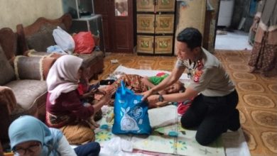 Kapolsek Tanara, Iptu Iwan Rudi menyambangi rumah Sapiah, janda penderita gagal ginjal. Foto Yono