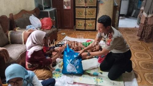 Kapolsek Tanara, Iptu Iwan Rudi menyambangi rumah Sapiah, janda penderita gagal ginjal. Foto Yono