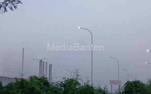 Dugaan polusi asap dari pabrik peleburan timah di Desa Kadu, Kecamatan Curug, Kabupaten Tangerang. Foto Antara