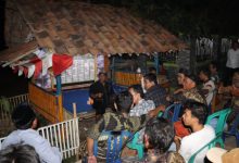 Kapolres Serang, AKBP Condro Sasongko ngobrol di Pos Ronda Kampung Cikawali. Foto: Yono