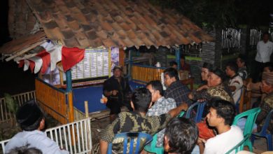 Kapolres Serang, AKBP Condro Sasongko ngobrol di Pos Ronda Kampung Cikawali. Foto: Yono