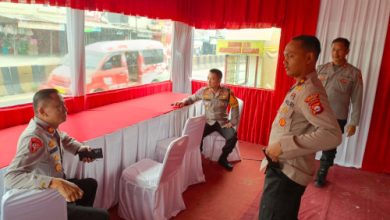 Peninjauan Wakapolres Serang, Kompol Ali Rahman ke Posko Pengamanan dan Pelayanan. Foto: Yono