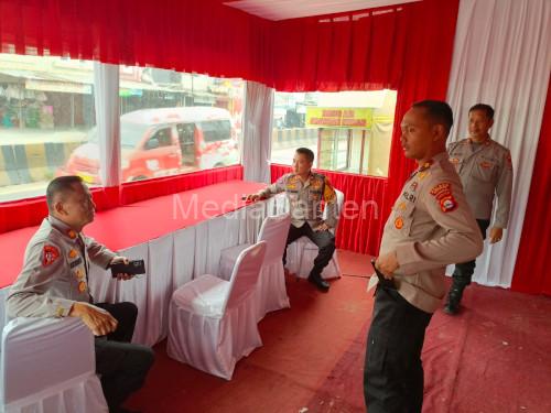 Peninjauan Wakapolres Serang, Kompol Ali Rahman ke Posko Pengamanan dan Pelayanan. Foto: Yono