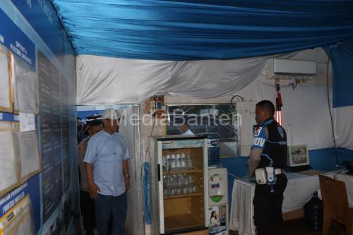 Wakil Bupati Serang, Najib Hamas meninjau salah satu pos pengamanan. Foto Antara