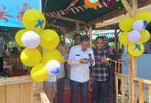 Walikota Seran, Syafrudin meresmikan RM Saung Raja Ikan. Foto: Aden Hasanudin