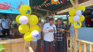 Walikota Seran, Syafrudin meresmikan RM Saung Raja Ikan. Foto: Aden Hasanudin