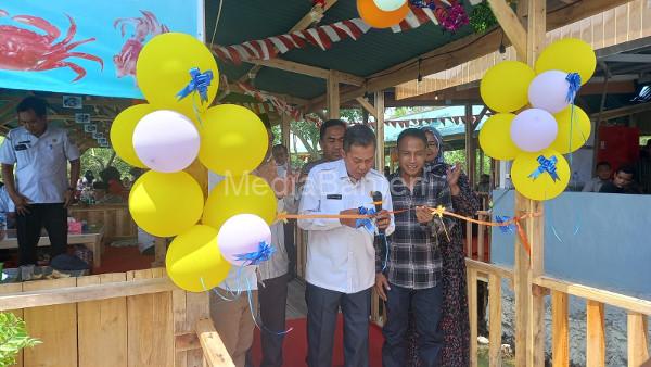 Walikota Seran, Syafrudin meresmikan RM Saung Raja Ikan. Foto: Aden Hasanudin