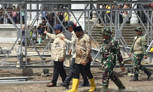 Presiden RI, Prabowo Subianto meninjau pembanguna jembatan sementara di Aceh. Foto Antara