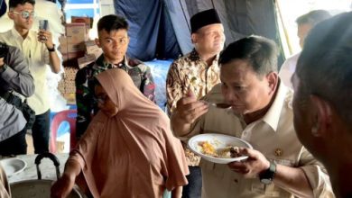 Prabowo Subianto, Presiden RI mencicipi makan siang di tenda pengungsian Desa Kayo, Kabupaten Bireuen. Foto Antara