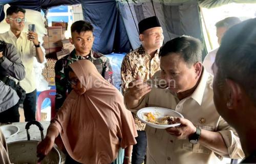 Prabowo Subianto, Presiden RI mencicipi makan siang di tenda pengungsian Desa Kayo, Kabupaten Bireuen. Foto Antara