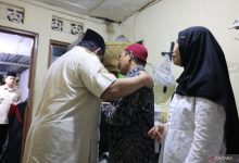 Prabowo Subianto, Presiden RI memeluk ayah korban terlindas Rantis Brimob. Foto: Antara