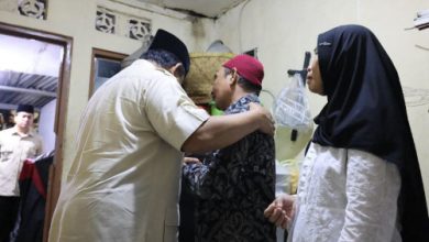 Prabowo Subianto, Presiden RI memeluk ayah korban terlindas Rantis Brimob. Foto: Antara