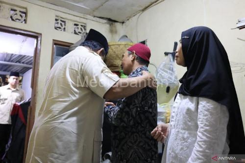 Prabowo Subianto, Presiden RI memeluk ayah korban terlindas Rantis Brimob. Foto: Antara