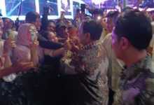 Prabowo Subianto, Presiden RI menyapa warga di Bunderan HI, Jakarta. Foto: Antara