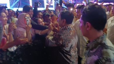 Prabowo Subianto, Presiden RI menyapa warga di Bunderan HI, Jakarta. Foto: Antara