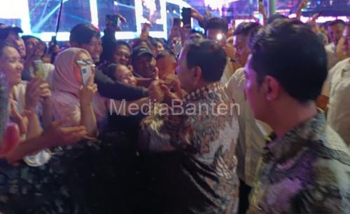 Prabowo Subianto, Presiden RI menyapa warga di Bunderan HI, Jakarta. Foto: Antara