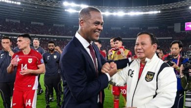 Presiden RI, Prabowo Subianto menyalami pelatih Timnas Indonesia, Patrick Kluivert. Foto: Antara