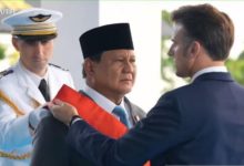 Prabowo Subianto menerima penghargaan dari Presiden Prancis, Emmanuel Macron. Foto: Antara