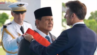 Prabowo Subianto menerima penghargaan dari Presiden Prancis, Emmanuel Macron. Foto: Antara
