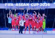 Prabowo Subianto, Presiden RI menyerahkan trofi FIFA Asean Cup 2026 ke Timnas Indonesia. Foto Antara
