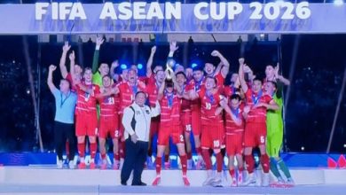 Prabowo Subianto, Presiden RI menyerahkan trofi FIFA Asean Cup 2026 ke Timnas Indonesia. Foto Antara