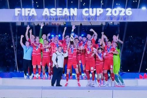 Prabowo Subianto, Presiden RI menyerahkan trofi FIFA Asean Cup 2026 ke Timnas Indonesia. Foto Antara