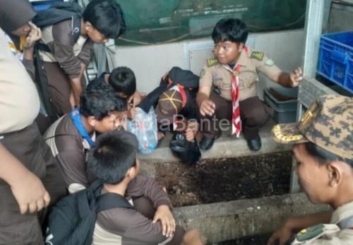 Penggalang Pramuka SDN Tugu Utara 01 belajar pengolahan sampah yang ramah lingkungan. Foto Yusvin Karuyan