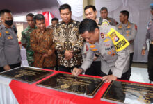 Kapolda Banten, Irjen Pol Rudy Heriyanto tandatangani prasasti peresmian. Foto: Yono