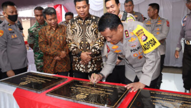 Kapolda Banten, Irjen Pol Rudy Heriyanto tandatangani prasasti peresmian. Foto: Yono