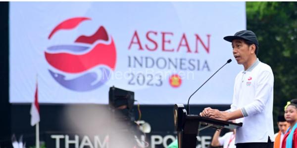 Presiden RI, Joko Widodo saat Kick Off Ketuaan ASEAN di Bunderan HI, Jakarta. Foto: BPMI Satpres RI