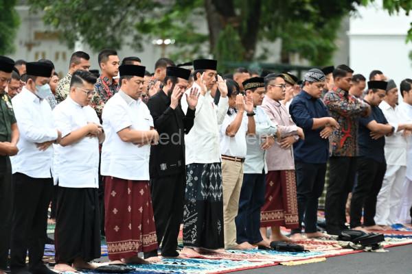 Presiden Solat Idul Adha di Istana Yogya, Terus Menyapa Warga - MediaBanten.Com