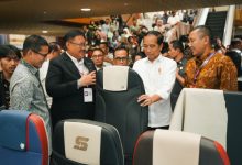 Presiden RI, Jokowi saat melihat penutup jok pesawat produk lokal. Foto: PR Lion Air Group
