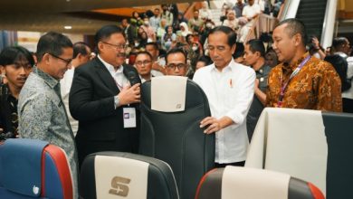 Presiden RI, Jokowi saat melihat penutup jok pesawat produk lokal. Foto: PR Lion Air Group