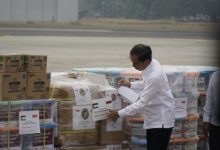 Presiden RI, Jokowi memeriksa bantuan Palestina. Foto: Dompet Dhuafa