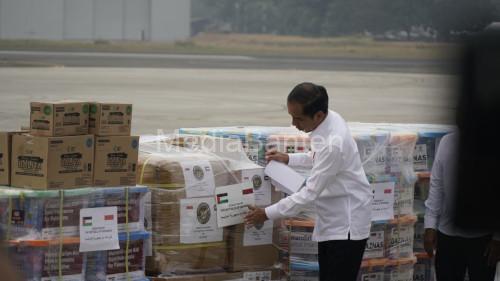 Presiden RI, Jokowi memeriksa bantuan Palestina. Foto: Dompet Dhuafa