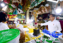 Presiden RI, Joko Widodo cek harga di Pasar Wonokromo. Foto: BPMI Satpres RI
