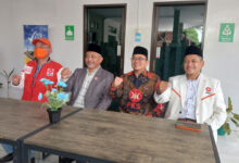 Presiden PKS, Akhmad Syaikhu menyemngati Gembong R Sumedi. Foto: Aden Hasanudin