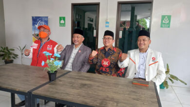 Presiden PKS, Akhmad Syaikhu menyemngati Gembong R Sumedi. Foto: Aden Hasanudin