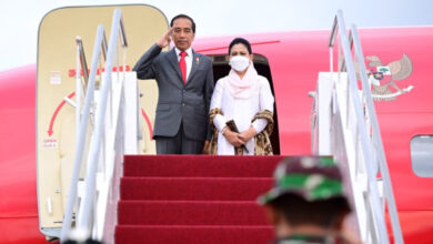 Preisen RI, Joko Widodo dan Ibu Iriana saat bertolak ke Kamboja. Foto: BPMI Satpres / Muchlis Jr