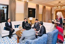 Celine bermain Ukulele di depan Presiden RI, Jokowi di Dubai. Foto: BPMI SatPres RI