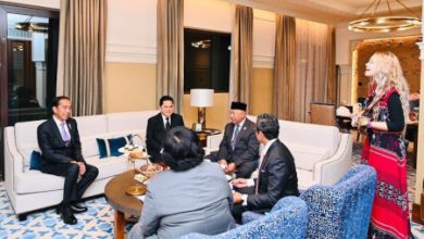 Celine bermain Ukulele di depan Presiden RI, Jokowi di Dubai. Foto: BPMI SatPres RI