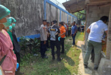 Pengidentifikasian mauat pria tanpa identitas di TPU Kampung Sadang. Foto: Yono