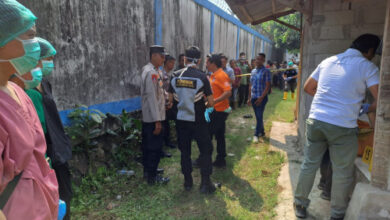 Pengidentifikasian mauat pria tanpa identitas di TPU Kampung Sadang. Foto: Yono
