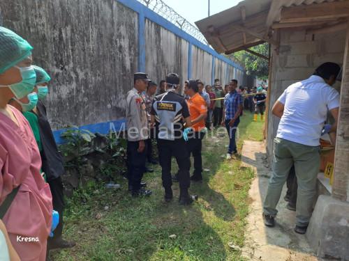 Pengidentifikasian mauat pria tanpa identitas di TPU Kampung Sadang. Foto: Yono